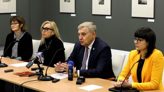 Prezydent Białegostoku Tadeusz Truskolaski (2P), dyrektor Białostockiego Ośrodka Kultury Grażyna Dworakowska (L), dyrektor Galerii im. Sleńdzińskich, Jolanta Szczygieł-Rogowska (2L) i rzecznik prezydenta Białegostoku Urszula Mirończuk (P) podczas konferencji prasowej nt. obchodów 75. rocznicy powstania w białostockim getcie. Fot. PAP/A. Reszko