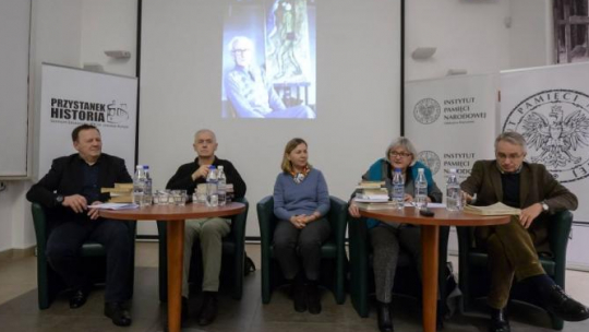 Andrzej Mietkowski (L), dr Piotr Kłoczowski (2L), dr Małgorzata Ptasińska (C), Ewa Stocka-Kalinowska (2P) oraz prof. Rafał Habielski (P) podczas "Wieczoru z Józefem Czapskim. W 25. rocznicę śmierci malarza, pisarza, żołnierza, więźnia Starobielska i Griazowca". Fot. PAP/M. Obara