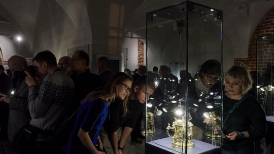 Kufel ze sceną "Chrystus błogosławiący dzieci" z drugiej połowy XVII w. wyeksponowany na wystawie "Gdańskie arcydzieła sztuki złotniczej ze zbiorów Zamku Królewskiego na Wawelu" w Galerii Palowa w Gdańsku. Fot. PAP/A. Warżawa