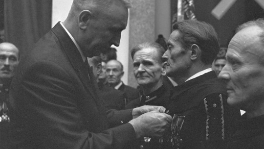 Obchody Dnia Górnika w Domu Kultury kopalni Milowice w Sosnowcu, 1969 r. Na zdj. I sekretarz Komitetu Wojewódzkiego PZPR w Katowicach Edward Gierek. Fot. PAP/CAF