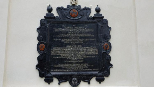 Odrestaurowana tablica epitafijna w kościele w Głębowicach. Fot. diecezja bielsko-żywiecka