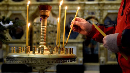 Wierni zapalają świeczki w greckokatolickim soborze archikatedralnym w Przemyślu w wigilię świąt Bożego Narodzenia. Fot. PAP/D. Delmanowicz