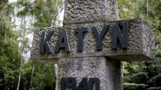 Pomnik upamiętniający ofiary Zbrodni Katyńskiej na Cmentarzu Wojskowym na Powązkach. Fot. PAP/L. Szymański