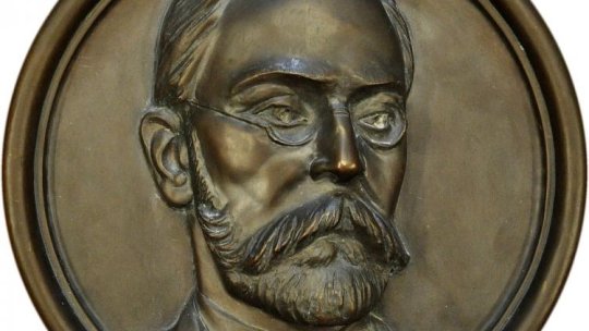 Medalion z dawnego nagrobka Wojciecha Kętrzyńskiego we Lwowie, przekazany wrocławskiemu Ossolineum przez władze Kętrzyna. Źródło: Miejska Biblioteka Publiczna w Kętrzynie 