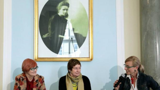 Prawniczka, socjolog, prof. Małgorzata Fuszara (L), działaczka społeczna prof. Joanna Regulska (C) oraz pełnomocniczka Kongresu Kobiet ds. obchodów Stulecia Praw Kobiet – Małgorzata Tkacz-Janik (P) podczas konferencji prasowej inaugurującej kongresowe obchody 100-lecia praw kobiet. Fot. PAP/T. Gzell