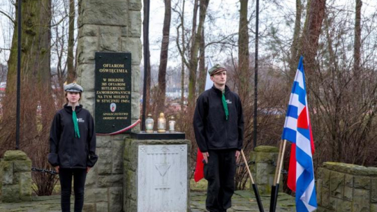 Uroczystości z okazji 73. rocznicy Marszu Śmierci więźniów obozu KL Auschwitz i Tragedii Górnośląskiej przy Obelisku obok Stadionu Miejskiego w Rybniku. Fot. PAP/A. Grygiel