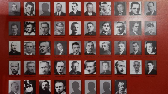Zdjęcia portretowe obrońców Poczty Polskiej z 1939r., zaprezentowane w Muzeum Poczty Polskiej w Gdańsku. 10.2017. Fot. PAP/A. Warżawa