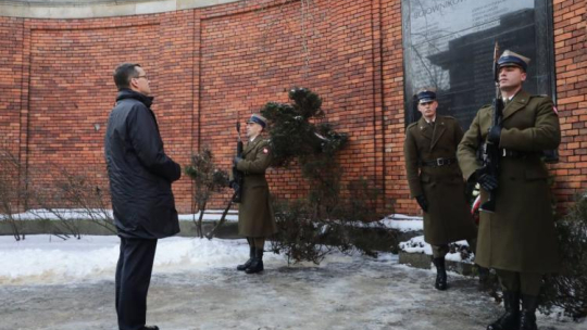 Premier Mateusz Morawiecki podczas uroczystości składania wieńców przed Bramą Straceń. Fot. PAP/T. Gzell