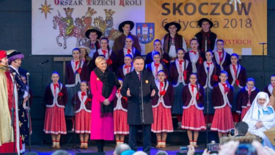 Prezydent Andrzej Duda (centrum-P) wraz z małżonką Agatą Kornhauser-Dudą (centrum-L) uczestniczą w Orszaku Trzech Króli w Skoczowie. Fot. PAP/A. Grygiel