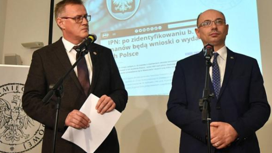 Wiceprezes IPN Mateusz Szpytma (P) oraz dyrektor Głównej Komisji Ścigania Zbrodni przeciwko Narodowi Polskiemu prok. Andrzej Pozorski podczas briefingu w Przystanku Historia Centrum Edukacyjnym. Fot. PAP/B. Zborowski