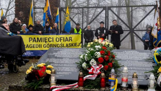 Marsz upamiętniający Tragedię Górnośląską przed bramą byłego obozu Zgoda w Świętochłowicach. Fot. PAP/A. Grygiel