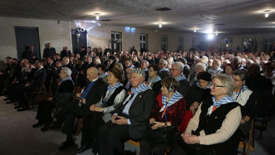 Byli więźniowie podczas głównych uroczystości w budynku "Sauny" na terenie byłego obozu Auschwitz II-Birkenau podczas obchodów 73. rocznicy wyzwolenia niemieckiego obozu zagłady KL Auschwitz-Birkenau. Fot. PAP/S. Rozpędzik