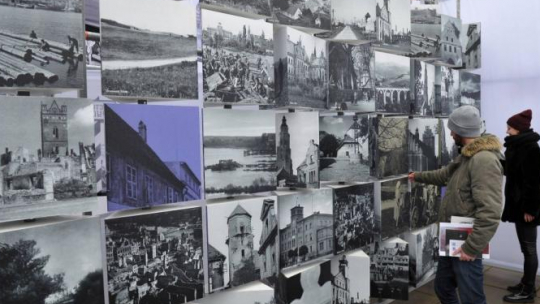 Wystawa plenerowa "Wrastanie. Ziemie Północne i Zachodnie. Początek" przed oficjalnym otwarciem na placu Solidarności w Szczecinie. Fot. PAP/M. Bielecki