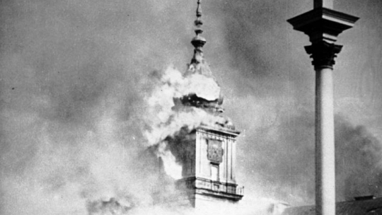 Płonący Zamek Królewski w Warszawie, zbombardowany przez Niemców we wrześniu 1939 r. Fot. PAP/CAF