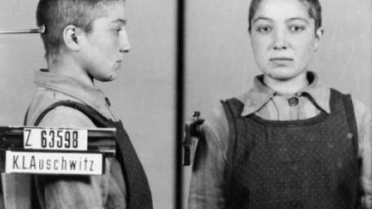 Jedna z niewielu zachowanych fotografii obozowych więźniarki obozu cygańskiego. Fot. Państwowe Muzeum Auschwitz-Birkenau