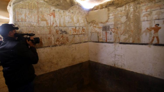 Archeolodzy w Egipcie odkryli w pobliżu słynnych piramid na równinie Giza grobowiec liczący sobie ok. 4400 lat. Grobowiec zdobią malowidła ścienne przedstawiające kapłankę Hetpet. Fot. PAP/EPA