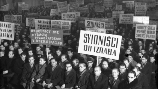 Kraków 03.1968. Masówka w Hucie im. Lenina. Wiec poparcia dla antysyjonistycznej polityki partii po zamieszkach marcowych. Fot. PAP/CAF