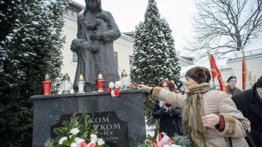 Obchody 78. rocznicy masowych deportacji Polaków na Sybir przed pomnikiem "Matkom Sybiraczkom" w Lublinie. Fot. PAP/W. Pacewicz