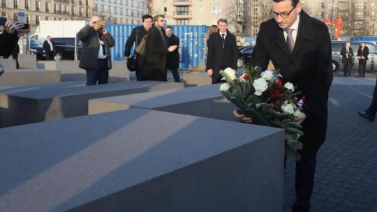 Premier RP Mateusz Morawiecki (P) składa wieniec pod Pomnikiem Pomordowanych Żydów Europy w Berlinie, 16 bm. Fot. PAP/P. Supernak