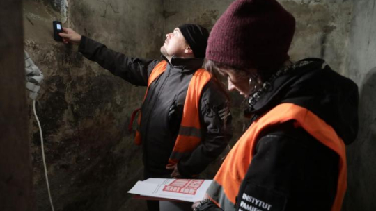 Prace poszukiwawcze i badawcze prowadzone na terenie dawnego aresztu NKWD i UB przy ul. Strzeleckiej. Fot. PAP/T. Gzell