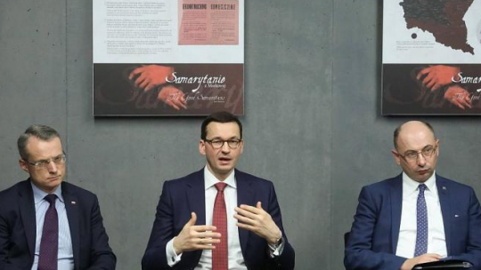 Premier Mateusz Morawiecki (C), wiceprezes IPN Mateusz Szpytma (P) i wiceminister spraw zagranicznych Marek Magierowski (L) podczas spotkania z dziennikarzami w Muzeum Polaków Ratujących Żydów podczas II Wojny Światowej im. Rodziny Ulmów w Markowej. Fot. PAP/P. Supernak