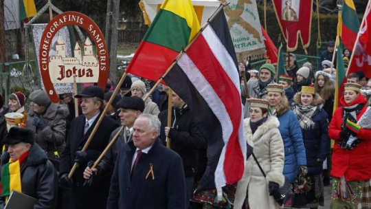 czestnicy obchodów 100. rocznicy odzyskania niepodległości Litwy w drodze do Domu Kultury Litewskiej w Puńsku. Fot. PAP/A. Reszko