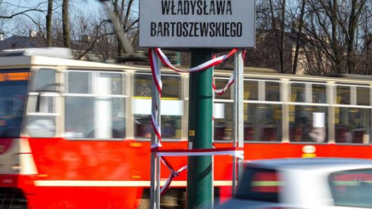 Uroczystość nadania imienia prof. Władysława Bartoszewskiego rondu w Sosnowcu. Fot. PAP/A. Grygiel