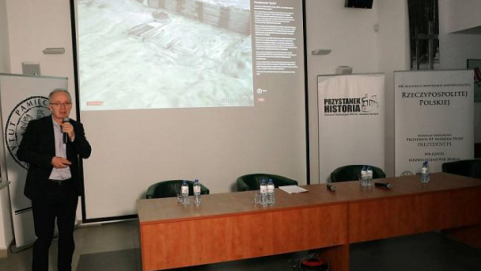 Wiceprezes IPN Krzysztof Szwagrzyk podczas prezentacji wirtualnego projektu IPN „Mapa Miejsc Pamięci Narodowej” w Przystanku Historia Centrum Edukacyjnym IPN w Warszawie. Fot. PAP/T. Gzell