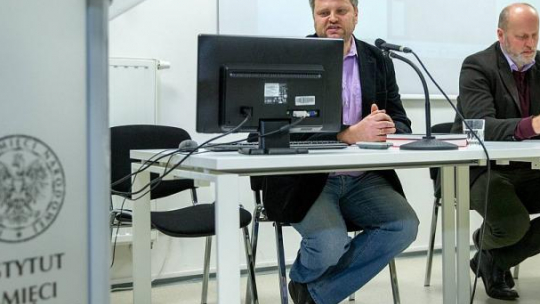 Dariusz Węgrzyn (L) i Zbigniew Gołasz z Oddziałowego Biura Edukacji Narodowej IPN w Katowicach podczas wykładu "Wkroczenie i obecność Armii Czerwonej na Górnym Śląsku w 1945 r. Nowe ustalenia”. 02.02.2018. Fot. PAP/A. Grygiel