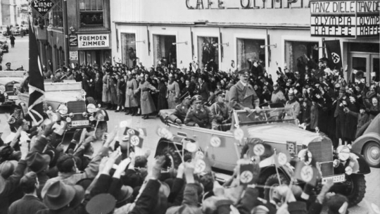 Przejazd Hitlera ulicami Linzu. Źródło: NAC