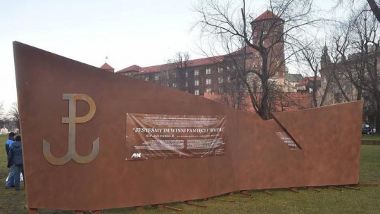 Makieta przyszłego pomnika AK - "Wstęga Pamięci" na Bulwarze Czerwieńskim u stóp Wawelu w Krakowie. Fot. PAP/J. Bednarczyk
