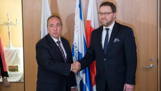 Bartosz Cichocki oraz Yuval Rotem. Fot. PAP/EPA