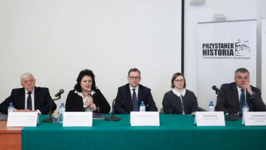  Od lewej: dyrektor Archiwum Państwowego Obwodu Chmielnickiego Wołodymir Bajdycz, dyrektor Archiwum Państwowego Obwodu Odeskiego Lilia Biełousowa, prezes Instytutu Pamięci Narodowej Jarosław Szarek, dykrektor Archiwum IPN Marzena Kruk, dyrektor Archiwum Państwowego Obwodu Winnickiego Jurij Łehun podczas konferencji prasowej, przed podpisaniem umów o współpracy Instytutu Pamięci Narodowej z trzema ukraińskimi Państwowymi Archiwami Obwodowymi w Odessie, Winnicy i Chmielnickim. Fot. PAP/P. Supernak