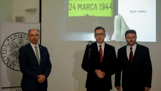 Prezes Instytutu Pamięci Narodowej dr Jarosław Szarek (C), wiceprezes IPN Mateusz Szpytma (L) i dziennikarz Adam Hlebowicz (P) podczas konferencji prasowej. Fot. PAP/J. Kamiński