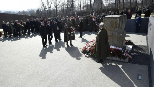 Uroczystości przed pomnikiem Rodziny Ulmów w Sadzie Pamięci Muzeum Polaków Ratujących Żydów podczas II wojny światowej w Markowej podczas obchodzonego po raz pierwszy Narodowego Dnia Pamięci Polaków ratujących Żydów pod okupacją niemiecką. Fot. PAP/D. Delmanowicz