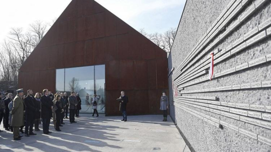 Szef Urzędu do Spraw Kombatantów i Osób Represjonowanych Jan Józef Kasprzyk (3L) podczas obchodów święta patronackiego Muzeum Polaków Ratujących Żydów podczas II wojny światowej im. Rodziny Ulmów w Markowej. Fot. PAP/D. Delmanowicz