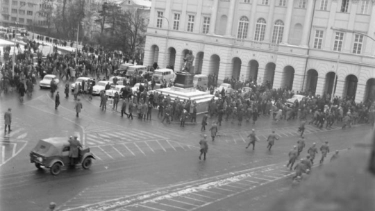 Oddziały ZOMO i milicji  rozpędzają uczestników demonstracji, studentów i przypadkowych przechodniów na Krakowskim Przedmieściu. Fot. PAP/T. Zagoździński