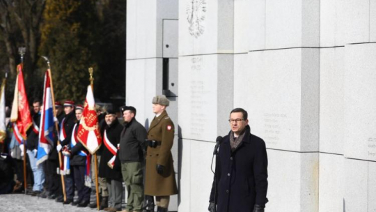 Premier Mateusz Morawiecki przemawia przy Panteonie – Mauzoleum Wyklętych-Niezłomnych. Fot. PAP/R. Guz