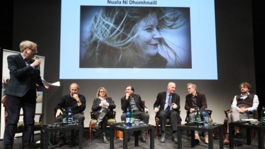 Członkowie jury: Jurij Andruchowycz, Edward Hirsch, Michael Krueger, Mercedes Monmany, Tomasz Różycki oraz sekretarz jury Andrzej Franaszek i prowadzący spotkanie, dziennikarz Dariusz Bugalski podczas konferencji w Teatrze Polskim w Warszawie, na której ogłoszono nazwisko Laureata Międzynarodowej Nagrody Literackiej im. Zbigniewa Herberta 2018. Fot. PAP/P. Supernak