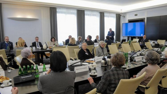Posiedzenie senackiej Komisji Praw Człowieka, Praworządności i Petycji z udziałem przedstawicielek Klubu Byłych Więźniów Obozu Koncentracyjnego dla Kobiet Ravensbrueck. 22.03.2018. Fot. PAP/M. Obara
