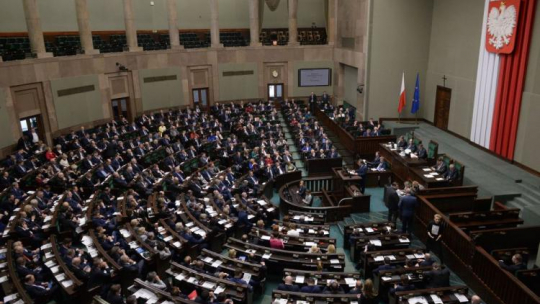 Posłowie na sali posiedzeń, podczas posiedzenia Sejmu. Fot. PAP/M. Obara
