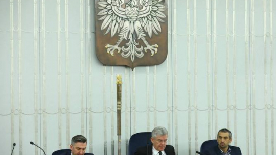 Prowadzący obrady marszałek Stanisław Karczewski (C). Senatorowie zajmują się między innymi ustawą o ustanowieniu Narodowego Dnia Pamięci Polaków ratujących Żydów pod okupacją niemiecką. Fot. PAP/R. Guz