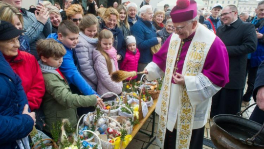 Metropolita krakowski abp Marek Jędraszewski podczas święcenia pokarmów przed Bazyliką Mariacką na Rynku Głównym w Krakowie. Fot. PAP/M. Klag