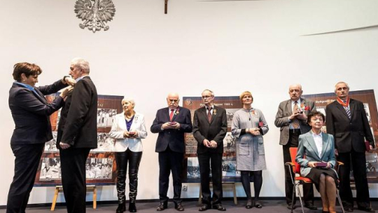 Szefowa Kancelarii Prezydenta RP Halina Szymańska (L) wręcza odznaczenia podczas uroczystości nadania sali konferencyjnej Kujawsko-Pomorskiego Urzędu Wojewódzkiego imienia „Bydgoskiego Marca 1981 roku”. Fot. PAP/T. Żmijewski