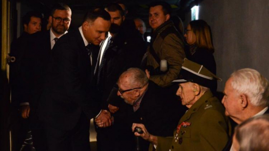  Prezydent Andrzej Duda dyrektor Muzeum Powstania Warszawskiego Jan Ołdakowski spotkali się z weteranami podczas otwarcia ekspozycji „Cele bezpieki w Areszcie Ministerstwa Bezpieczeństwa Publicznego 1945-1954” w piwnicach Ministerstwa Sprawiedliwości w Warszawie. Fot. PAP/J. Kamiński