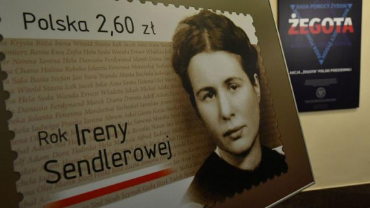 Otwarcie wystawy pt. "Akcja +Żegota+ Polski Podziemnej" połączone z prezentacją znaczka okolicznościowego z Ireną Sendlerową w Urzędzie Pocztowym w Warszawie. Fot. PAP/B. Zborowski