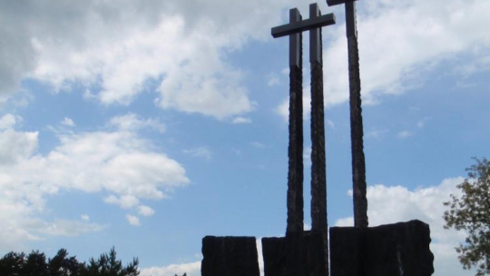 Cmentarz komunalny w Radomiu - Firleju - pomnik upamiętniający około 15 000 osób zamordowanych przez Niemców w Firleju w czasie II wojny światowej. Źródło: Wikimedia Commons