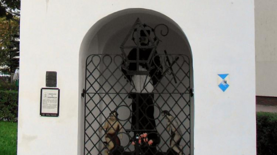 Zabytkowa kapliczka świętego Jana Nepomucena na rynku w Muszynie. Źródło: Wikimedia Commons