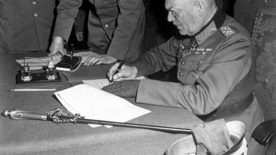 Podpisanie aktu kapitulacji. Źródło: Wikimedia Commons