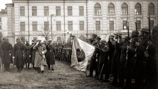 Wilno, Plac Łukiski, 19 kwietnia 1919. Przegląd oddziałów Wojska Polskiego po zajęciu miasta. Za Józefem Piłsudskim generałowie: Edward Śmigły-Rydz, Stanisław Szeptycki, Kazimierz Sosnkowski. Źródło: CAW